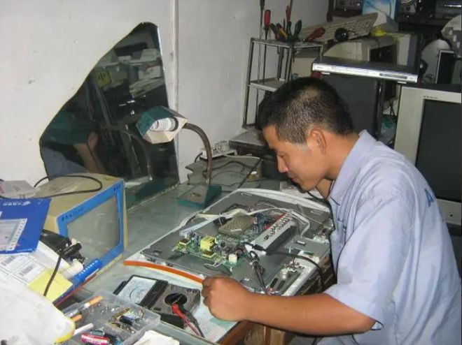 2010年,男子维修旧彩电时发现小纸条,打开一看很是意外